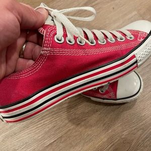 Womens Converse Chuck Taylor in deep raspberry color. Size 8 womens.